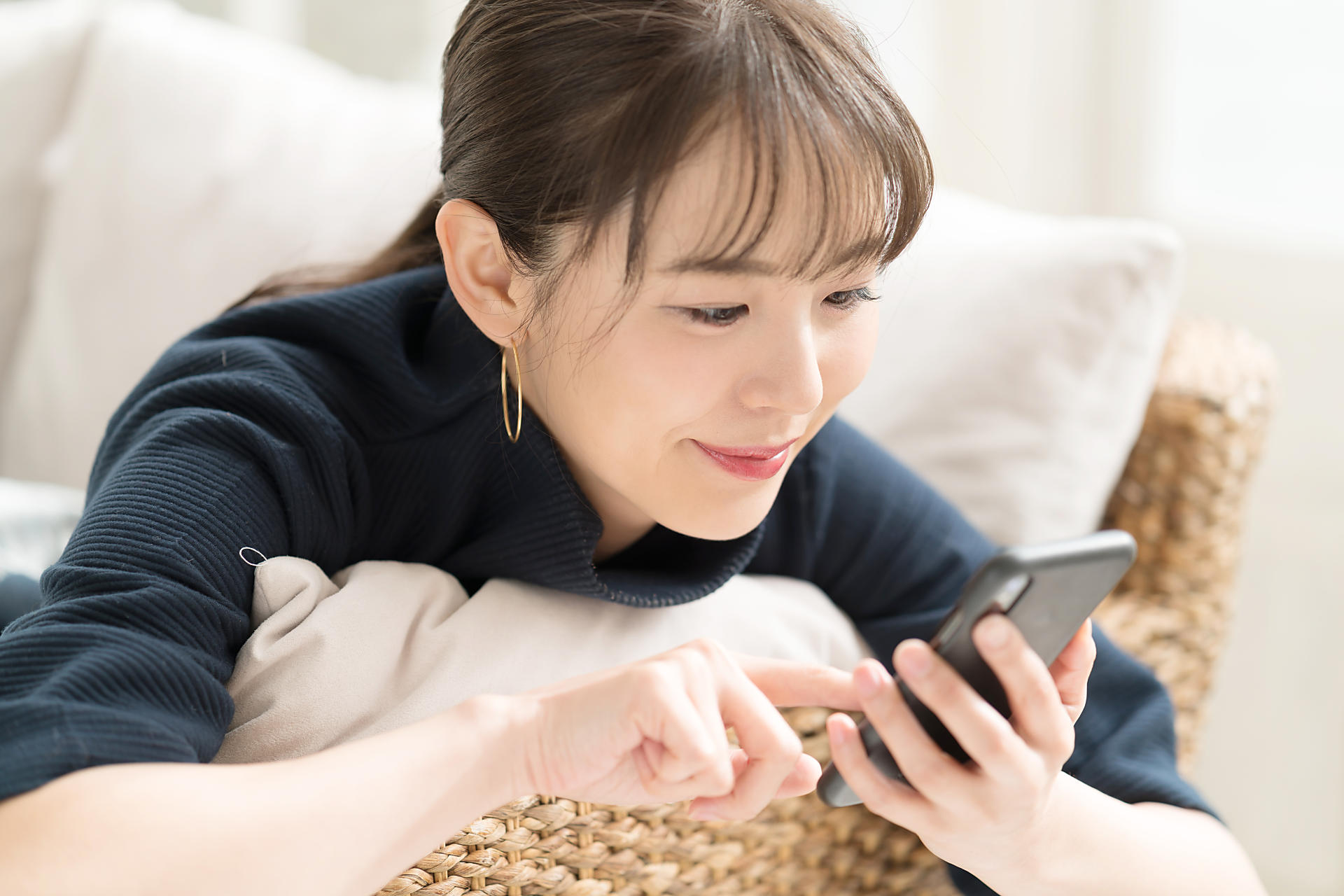 スマホを触る人